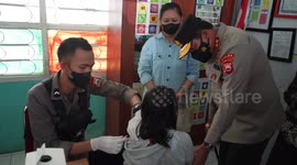 Police Motivate Elementary School Students During Covid-19 Vaccinations So They Don't Feel Sick