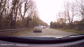 DASHCAM - Maniac in a Mini! Driver dangerously overtakes, then undertakes at set of traffic lights.
