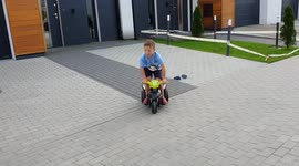 5-year-old Jacob drives electric motorcykle with 'no hands' trick