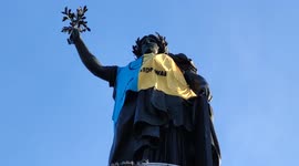 Extinction Rebellion activists place giant Ukraine flag over Paris statue