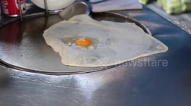 Thai street food vendor has been selling the same crispy roti for 25 years