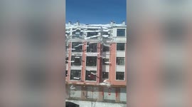 Massive chunks of snow fall off building roof as temperature rises in China