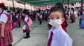 Luego de 2 años de pandemia, un lindo perrito acompaño a su dueño al inicio de clases en Chimbote Perú