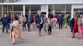 'And they're off!' Spectators rush into Cheltenham Racecourse after 2-year COVID-19 absence