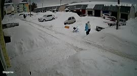 Mother saved children from falling snow