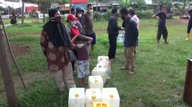Hundreds of Mothers Queue to Buy Cooking Oil at Pasar Senen, Central Jakarta