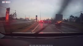 ACCIDENT/FAIL: Truck driver couldn't brake in time resulting in a 4-way crash (Dashcam Video)