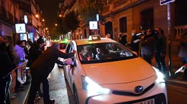 Touching moment convoy of taxis arrives in Madrid carrying Ukrainian refugees