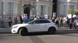 “Your neighbour is a killer!” Ukrainian protesters demonstrate outside mansion of “un-sanctioned” Russian oligarch in London