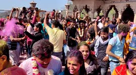 Worshippers hold mass dance to celebrate Holi at north Indian shrine