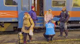 Thousands of Ukrainian refugees continue to flock in Hungary