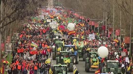 Agricultores, ganaderos, regantes y cazadores de toda España toman las calles en Madrid, en una cita que califican de