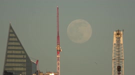 Amazing moonrise appears over London skyline