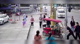 Police officer saves elderly woman by stopping oncoming vehicle with bare hands in China