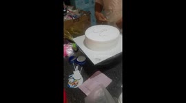 Vietnamese baker man guide to decorating simple cakes in three minutes