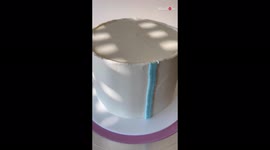 'Baker ups her cake decoration game by FLAWLESSLY piping a buttercream Basketweave design
'