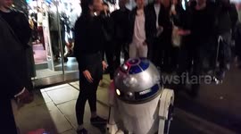 Daisy Ridley meets R2D2