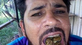 HOMEM BOTA TRÊS RÃs DENTRO DA BOCA.