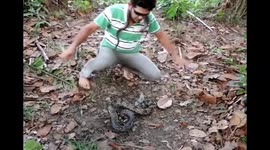 HOMEM ENCINA COMO PEGAR COBRAS VENENOSAS.