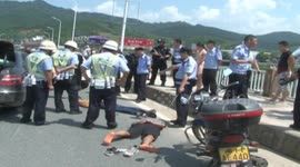 两名少年驾车狂奔撞坏多辆车 南平警方全城追捕将其逼停