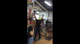 Man continues to work out during earthquake