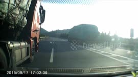 济广高速南丰段:货车撞上突然变道小车 车内一片尖叫