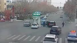 Kind-hearted motorists send policewoman who collapsed to hospital in China