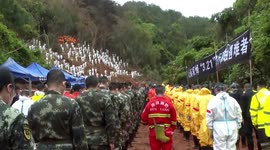 Recovery teams holds three-minute silence for victims on Guangxi plane crash site