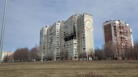 Photographer sprints away as Kharkiv residential buildings come under fire