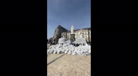 Ukrainian citizens protect monuments in capital from Russian attack
