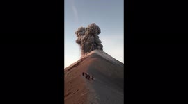 Una de las erupciones que me regalo el #volcandefuego hoy en el amanecer, con un rayo incluido, todo un espectáculo https://t.co/HBFwwujZ7d