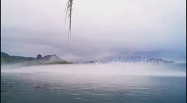Timelapse shows clouds of fog gradually shrouding lake in eastern China