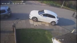 Watch the moment three masked thugs try to carjack a mum with her young child in Birmingham