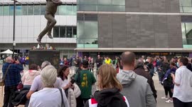 Mourners and cricket fans arrive at the Shane Warne statue ahead of state memorial
