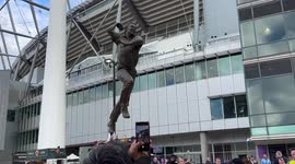 People gather to get selfie with the Shane Warne statue ahead of state memorial