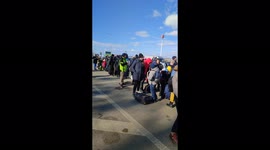 Long lines of refugees at the Siret crossing on the Romanian-Ukrainian border