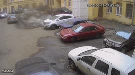 Lawlessness in the parking lot in St. Petersburg courtyards