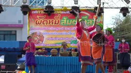 Thai spicy salad vendors have bizarre dancing contest with pestles and mortars