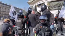 BRAV-M police officers arrested the organizer of a small rally in honor of Yvan Colonna that was taking place on the Place de la République in Paris.