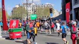 Marathon of Paris 2022: the crowd encourages the runners. Place de la Bastille. 3 april 2022