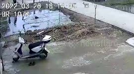 Elderly man jumps into water to rescue drowning toddler in China