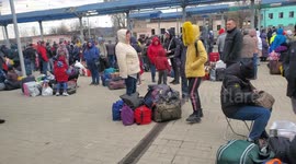 Train station packed as hundreds rush to flee Slovyansk in anticipation of Russian offensive on city