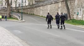 French Police officers on rollerblades dash to manage to climb a hill along the Seine River. Paris, France. 6 april 2022