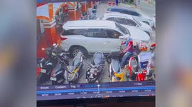 Careless delivery rider knocks down row of motorbikes while parking