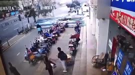 Delivery man narrowly avoids being hit by falling billboard in eastern China
