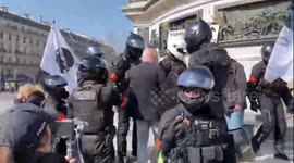 BRAV-M police officers arrested the organizer of a small rally in honor of Yvan Colonna that was taking place on the Place de la République in Paris.