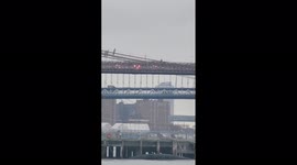 US: Man Climbs NYC Brooklyn Bridge Causing Traffic Disruption 2