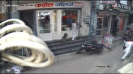 Monkey protects younger primate from fed up shopkeeper in India