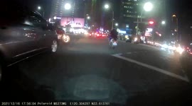 Accident: Moped riders vision blocked causes a rear-end crash (Dashcam Video)