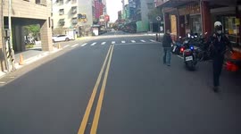 POLICE CHASE: Uber eats driver skips red light causing police warden to chase them (Dashcam Video)